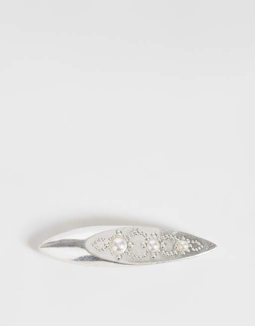 Reclaimed Vintage fermaglio worn silver con dettagli in perla