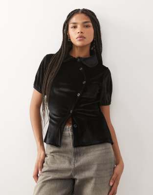 Reclaimed Vintage - Figurbetonte Hemdbluse aus Samt in Schwarz mit Puffärmeln und asymmetrischer Knopfleiste