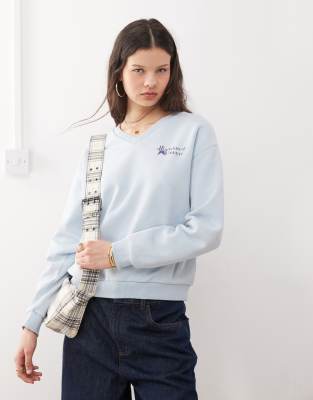 Reclaimed Vintage - Figurbetontes Sweatshirt in Blau mit V-Ausschnitt