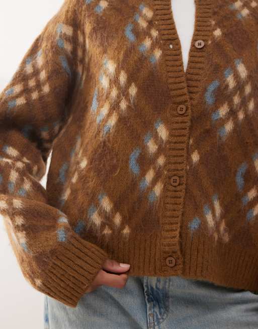 Reclaimed Vintage – Flauschige Strickjacke in Braun mit Rautenmuster, 3 von 4