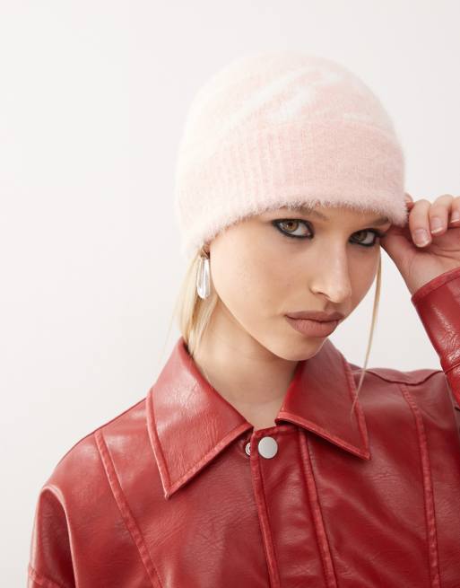 Reclaimed Vintage – Flauschige Strickmütze in Rosa