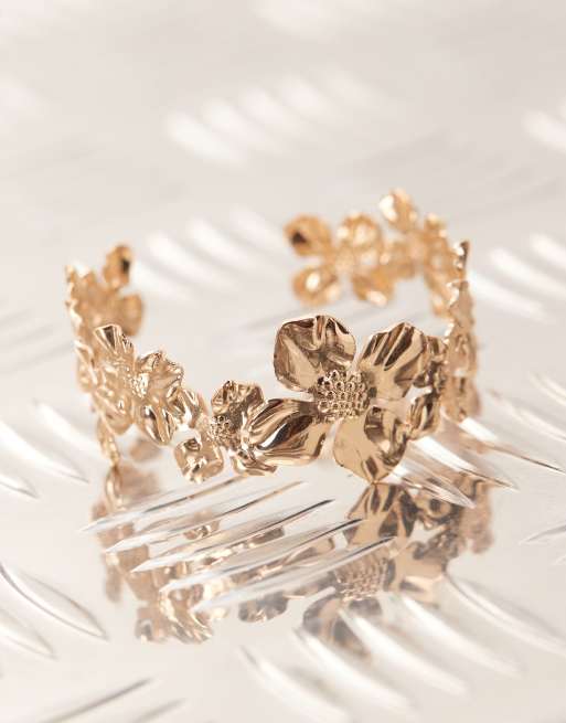Reclaimed Vintage flower bangle in gold tone | ASOS