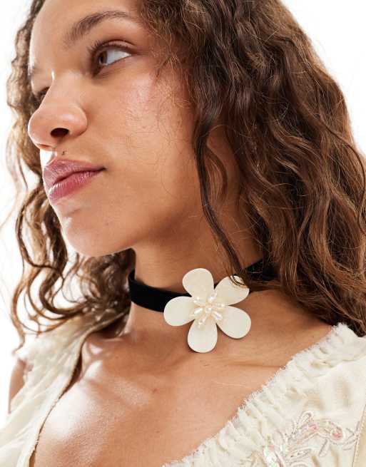 Reclaimed Vintage - Fluwelen ketting met corsage in zwart
