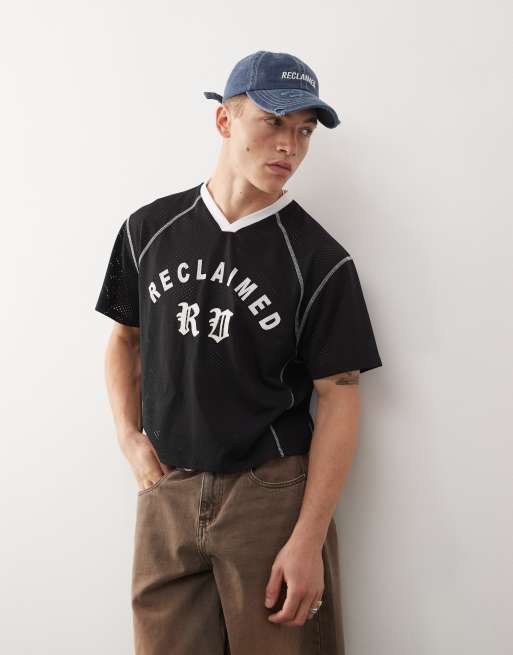 Reclaimed Vintage – Fußball-T-Shirt in Schwarz mit kurzem, kastigem Schnitt