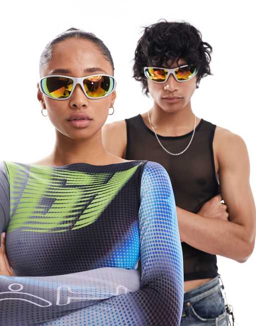 Reclaimed Vintage – Futuristic – Silverfärgade solglasögon i unisex-modell med röda glas