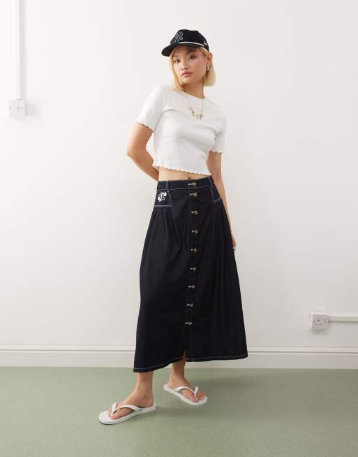 Reclaimed Vintage - Geborduurde denim midi rok met knoopsluiting in middenblauw