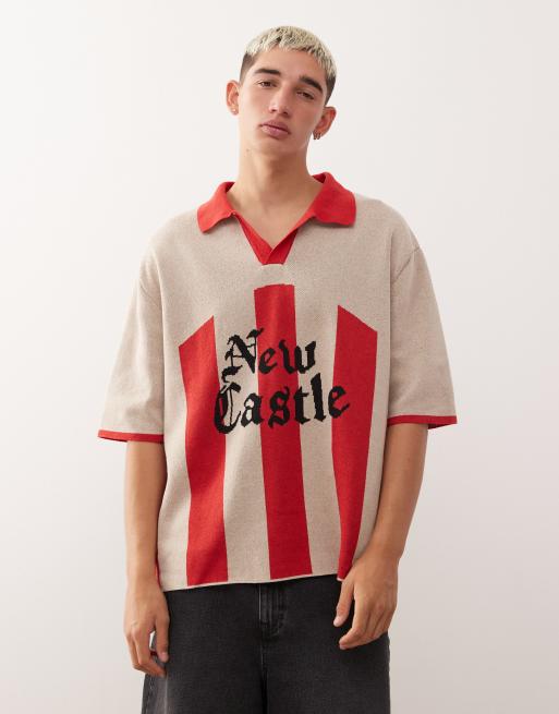 Reclaimed Vintage - Gebreid gestreept polo voetbalshirt met grafische print in ecru en rood