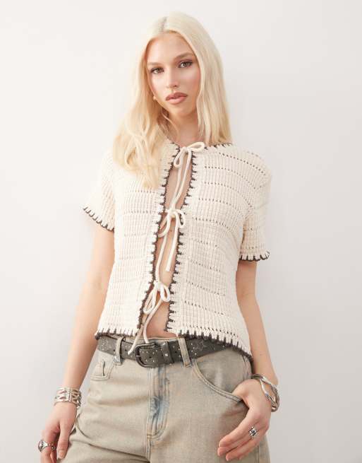 Reclaimed Vintage - Gehaakt vest met festonsteek, gestrikte voorkant en korte mouwen in crème