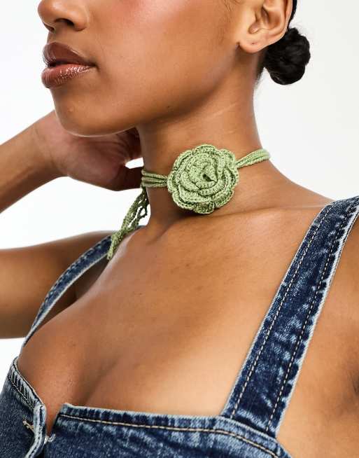 Reclaimed Vintage – Gehäkelte Choker-Halskette in Grün mit Ansteckblume