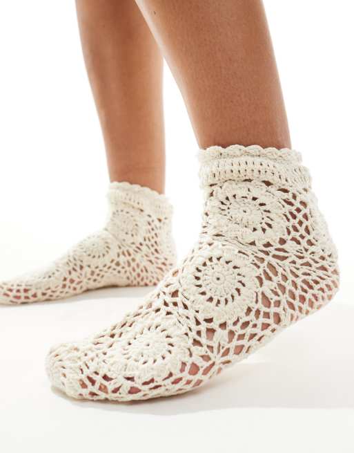 Reclaimed Vintage – Gehäkelte Socken in Weiß