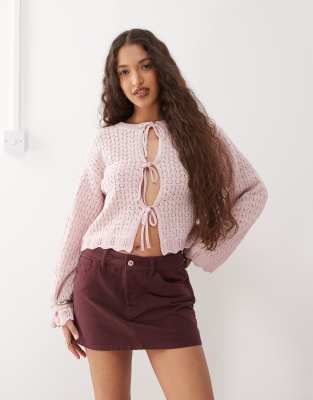 Reclaimed Vintage - Gehäkelte Strickjacke in Babyrosa mit gebundener Vorderseite und Muschelkantensaum