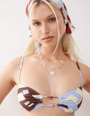 Reclaimed Vintage - Gemustertes Bralette-Bikinioberteil mit Cut-outs, Perlen und geometrischem Print in Braun und Blau-B...