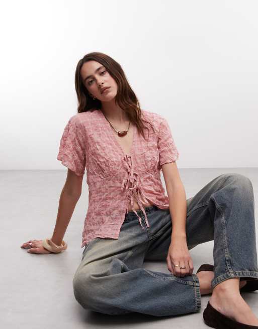 Reclaimed Vintage gennemsigtig top med tekstur, bindebånd foran og blondedetaljer i pink tern, 1 af 4