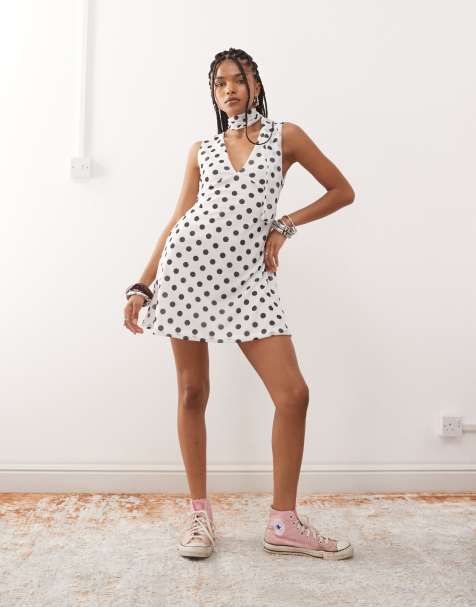 Reclaimed Vintage – Gepunktetes Minikleid mit V-Ausschnitt und Schaldetail - view 1