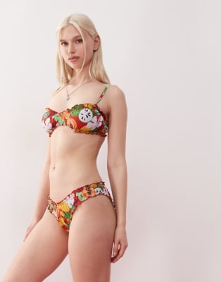 Reclaimed Vintage - Geraffte Bikinihose mit Urlaubs-Früchteprint-Bunt