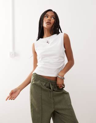 Reclaimed Vintage - Gerafftes, tailliertes Tanktop in Weiß mit U-Boot-Ausschnitt-Neutral
