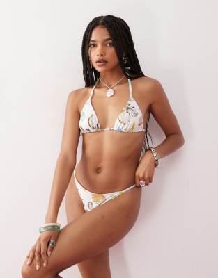 Reclaimed Vintage - Gerippte Bikinihose in Weiß mit schmalen Riemen und Muschelprint-Bunt