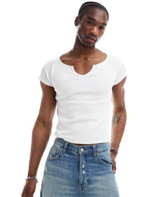 Reclaimed Vintage – Geripptes, knapp geschnittenes T-Shirt in Weiß mit Western-Design und eingekerbtem Ausschnitt 