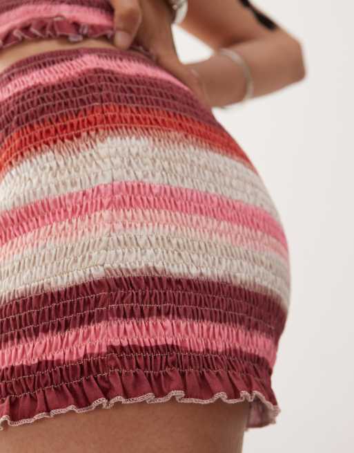 Reclaimed Vintage – Gesmokte Booty-Shorts in gestreiftem Rosa, Kombiteil, 3 von 5