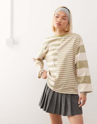 Reclaimed Vintage - Gespleißtes, langärmliges T-Shirt mit verschiedenen Streifen in Ecru und Khaki-Grün