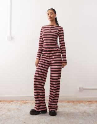 Reclaimed Vintage - Gestreifte Jogginghose mit weitem Bein in Burgunderrot, Kombiteil