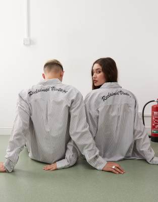 Reclaimed Vintage - Gestreiftes Unisex-Hemd mit Oversize-Schnitt und Rücken-Logo-Bunt