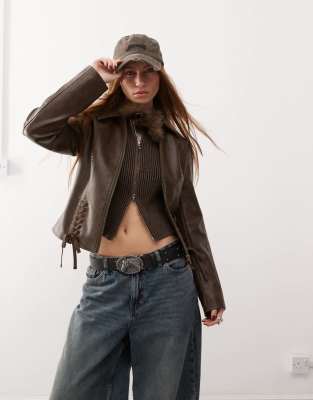 Reclaimed Vintage - Giacca aderente in pelle sintetica con laccetti