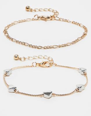 Reclaimed Vintage - Goldfarbene Armbänder mit Herzdetails im 2er-Pack