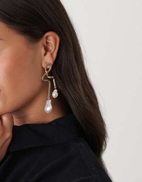 Reclaimed Vintage – Goldfarbene Hängeohrringe mit Tropfendesign und Perlenbesatz - view 1