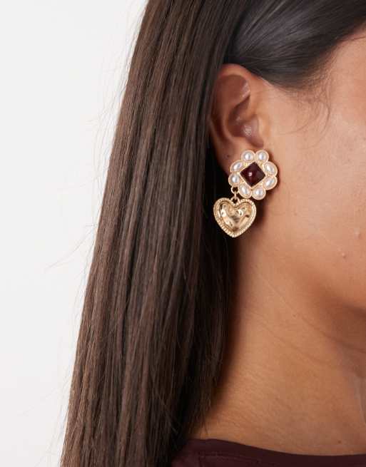 Reclaimed Vintage – Goldfarbene Ohrringe mit Herzanhänger und Steindetail