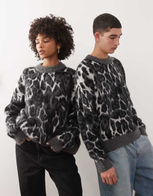 Reclaimed Vintage – Grå, leopardmönstrad tröja i unisex-modell med boxig passform och rund halsringning