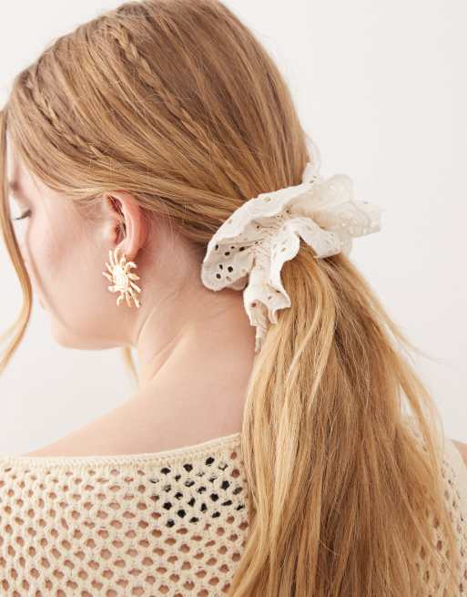 Reclaimed Vintage – Gräddvit hårsnodd med broderie anglaise