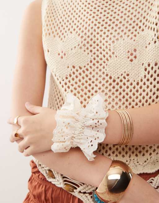 Reclaimed Vintage – Gräddvit hårsnodd med broderie anglaise, 3 av 3