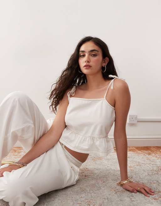  Reclaimed Vintage – Gräddvit, mjuk jeanstopp i twill och peplum-modell med knutna axelband, del av set 