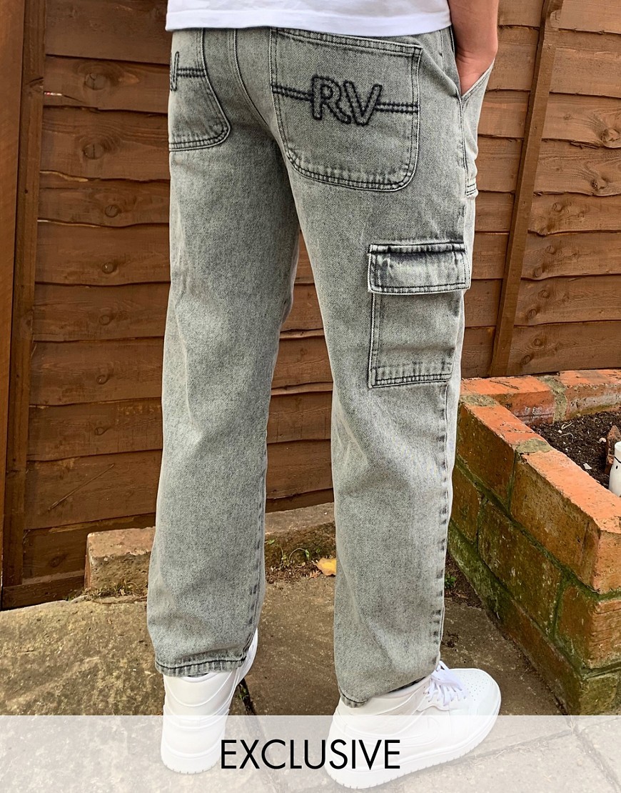 Reclaimed Vintage – Gråtvättade jeans med sömmar i kontrastfärg