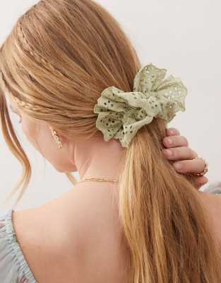 Reclaimed Vintage – Grön hårsnodd med broderie anglaise - view 1