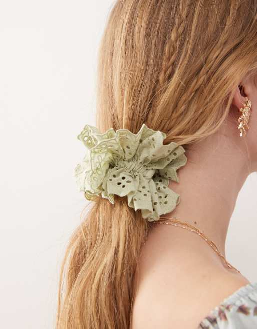 Reclaimed Vintage – Grön hårsnodd med broderie anglaise, 3 av 3