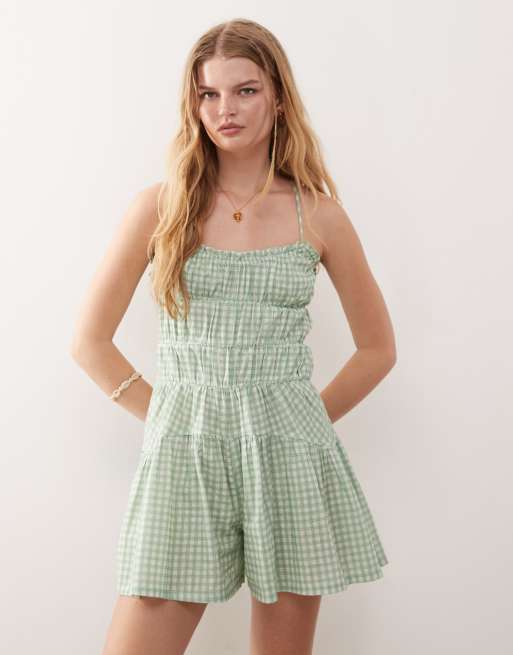 Reclaimed Vintage – Grönrutig playsuit med smock och korsade ryggband