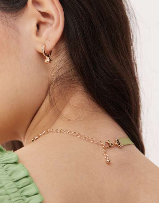 Reclaimed Vintage – Grönt choker-halsband med band och solberlock, 3 av 3