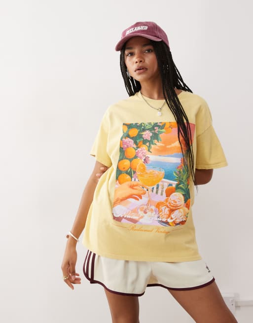 Reclaimed Vintage – Gul t-shirt i oversize och bomull med semestertryck 