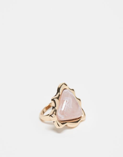 Reclaimed Vintage – Guldfärgad ring med sten i rosenkvartsimitation