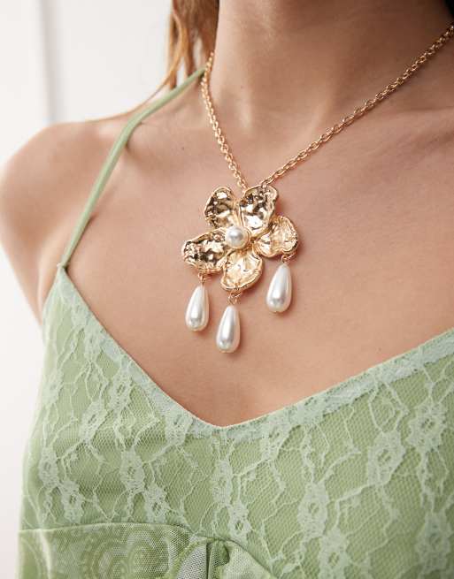 Reclaimed Vintage – Guldfärgat halsband med blomma och pärlor