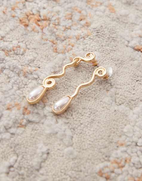 Reclaimed Vintage - Guldfarvede øreringe med spiraldesign og hængende perle - view 1