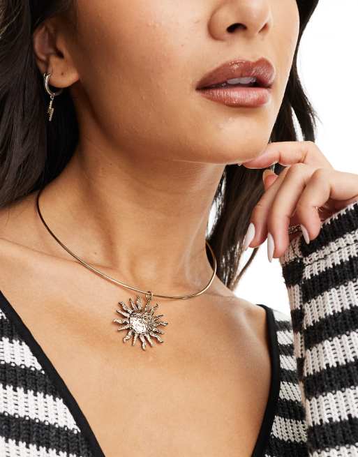 Reclaimed Vintage - Guldfarvet choker-halskæde med solvedhæng