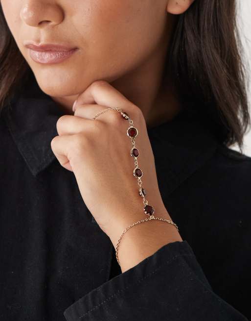 Reclaimed Vintage - Guldfarvet ring og armbånd med kæde imellem med røde sten