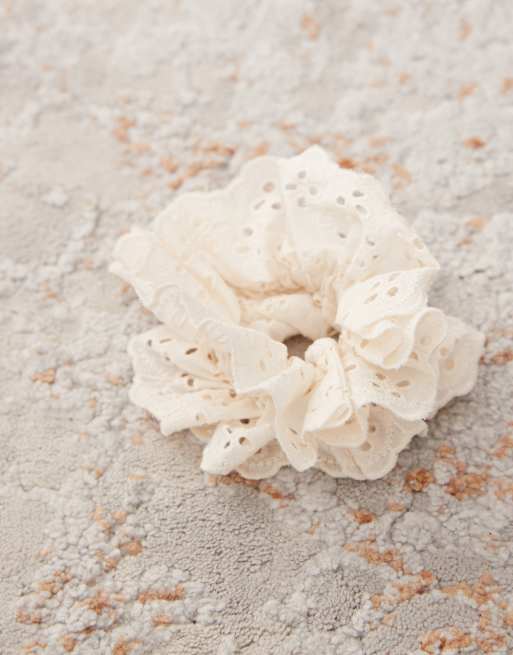 Reclaimed Vintage – Haargummi in Creme mit Lochmuster, 2 von 3