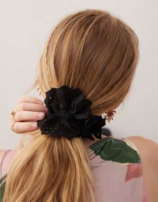 Reclaimed Vintage - Haargummi in Schwarz mit Lochmuster