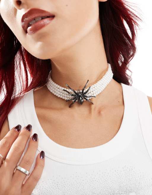 Reclaimed Vintage – Halloween – Perłowy choker z motywem dużego pająka