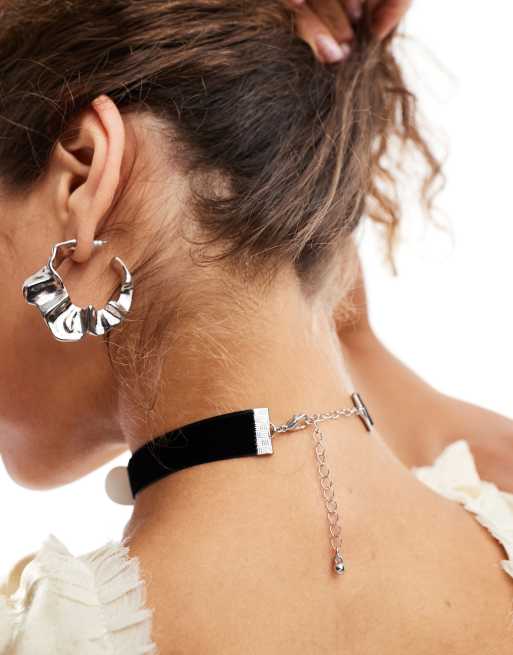 Reclaimed Vintage  Halsband aus schwarzem Samt mit Ansteckblume | ASOS