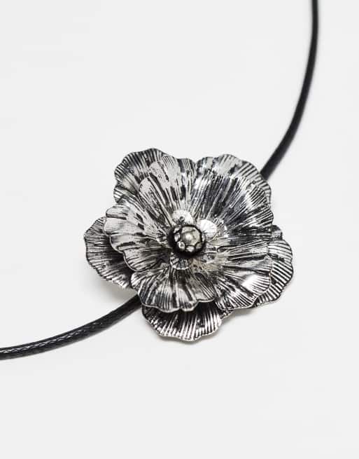 Reclaimed Vintage – Halsband i unisex-modell med snöre och metallblomma 